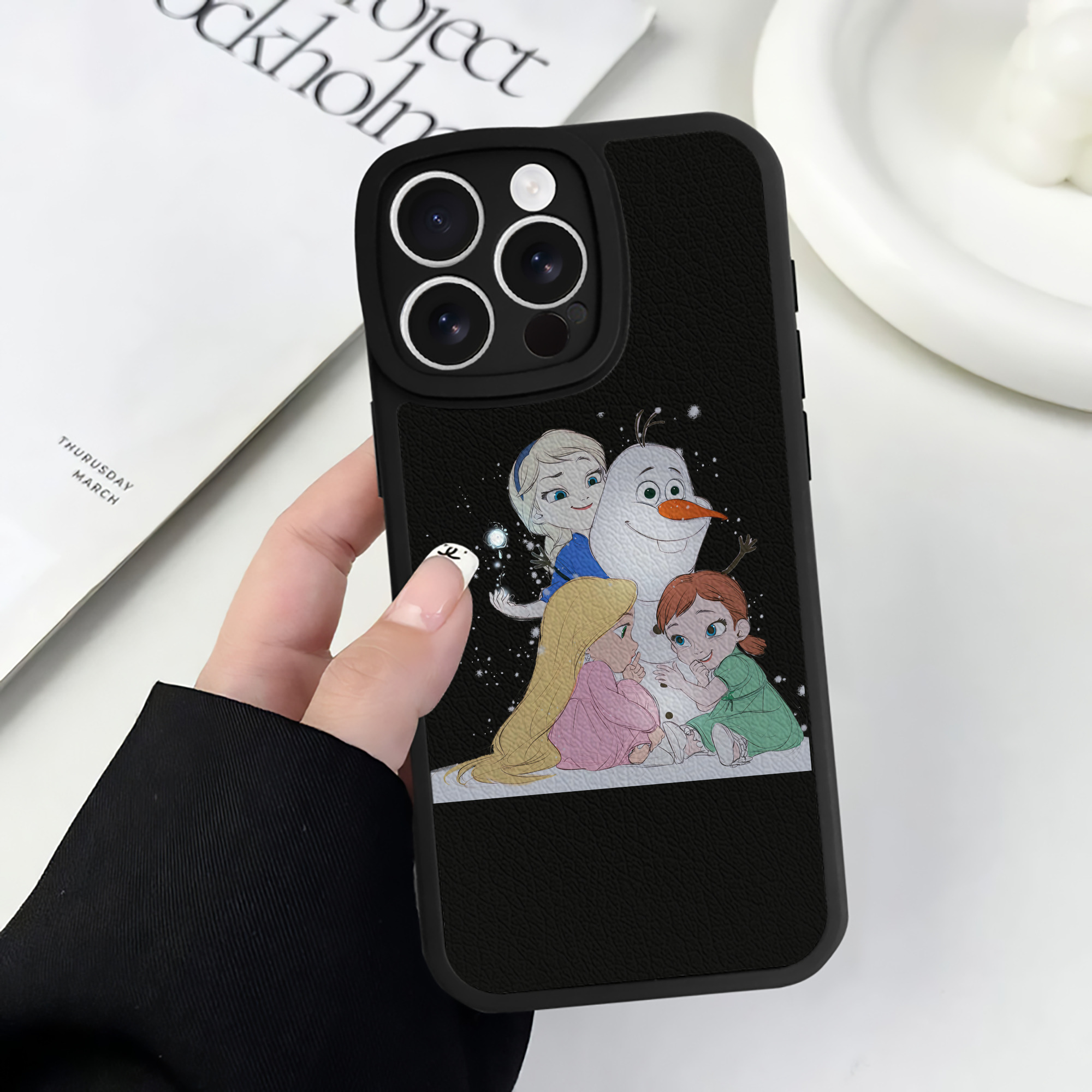 （画像用） アナと雪の女王 アンナ エルサ Frozen Anna Elsa 【iPhone 16シリーズ対応】シリコンスマホケース（レザー調） 材質：シリコン